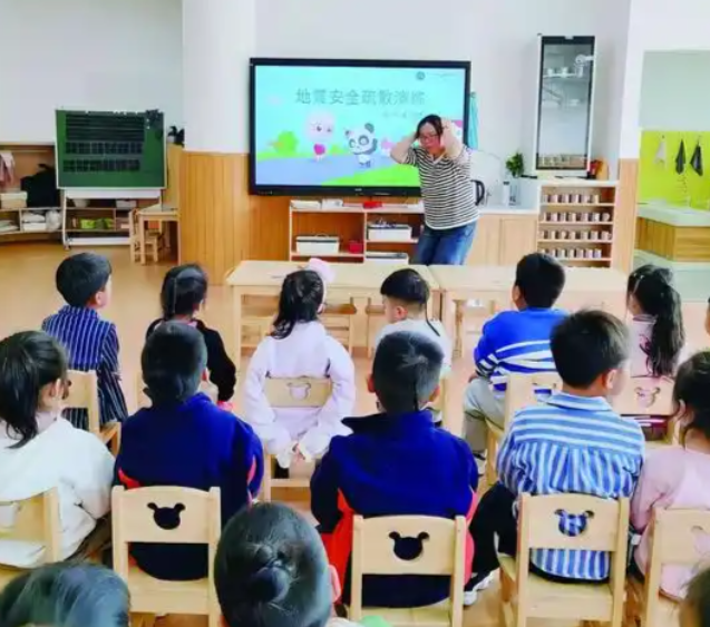 给孩子留出充足的游戏和运动时间让他们在游玩中释放天分